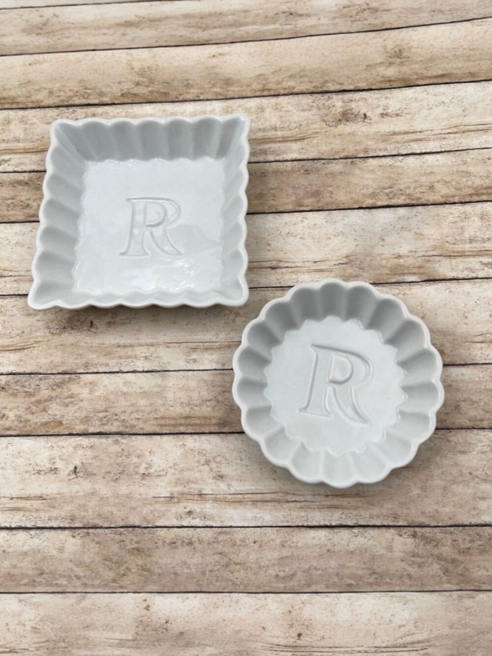 Rosanna Trinket Tray Dish Set of 2 White Monogrammed Letter "R" Scalloped Edge